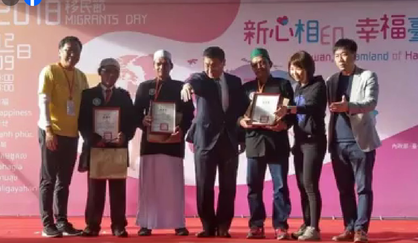 Menteri Dalam Negeri Taiwan, Dr. HSU Kuo-yung memberikan penghargaan kehormatan kepada para diplomat asing dan pekerja migran Indonesia atau fishers